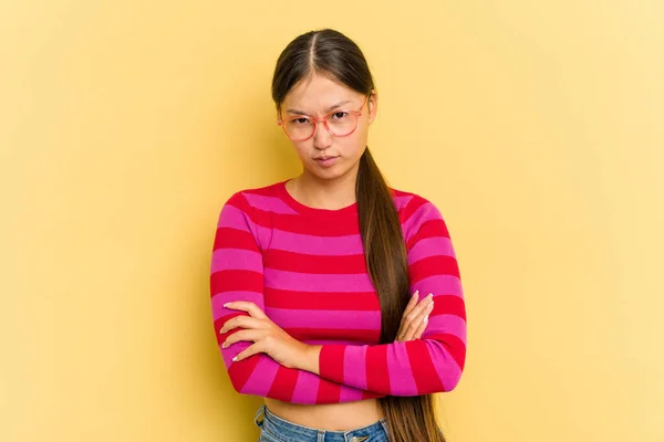 Joven Mujer Asiática Aislada Sobre Fondo Amarillo Frunciendo Ceño Con —  Fotos de Stock