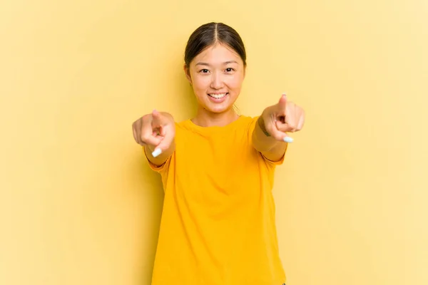 Jovem Mulher Asiática Isolada Fundo Amarelo Sorrisos Alegres Apontando Para — Fotografia de Stock