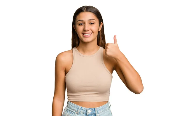 Joven Mujer India Aislado Recorte Retiro Fondo Sonriendo Levantando Pulgar — Foto de Stock