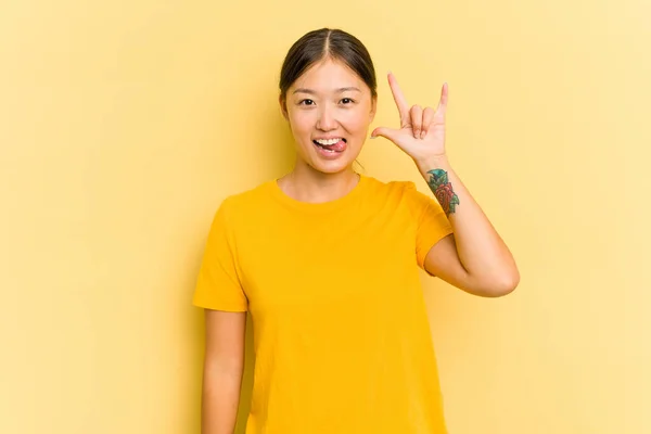 Junge Asiatin Isoliert Auf Gelbem Hintergrund Mit Hörner Geste Als — Stockfoto