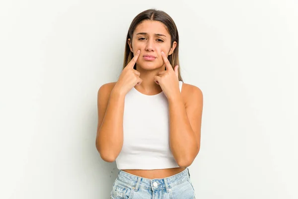 Giovane Donna Indiana Isolata Sfondo Bianco Piangendo Infelice Con Qualcosa — Foto Stock