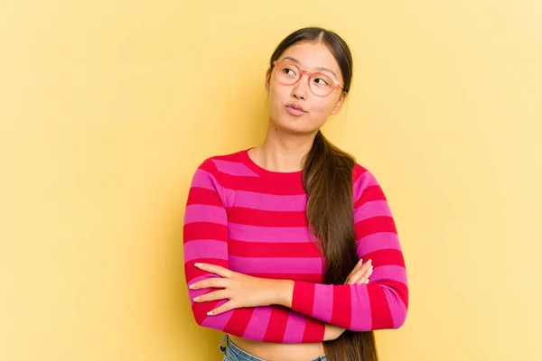 Joven Mujer Asiática Aislada Sobre Fondo Amarillo Soñando Con Alcanzar —  Fotos de Stock