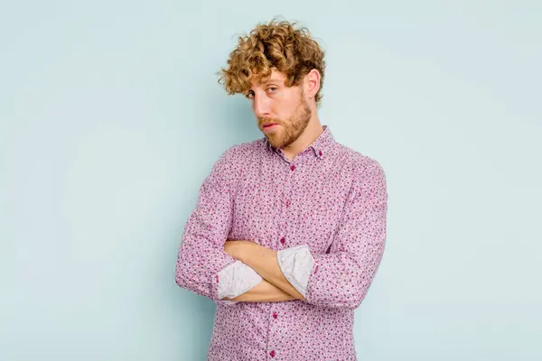 Jonge Blanke Man Geïsoleerd Blauwe Achtergrond Die Zich Verveelt Vermoeid — Stockfoto