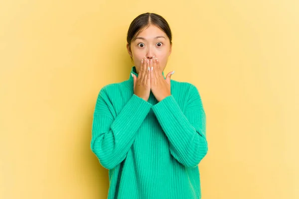 Giovane Donna Asiatica Isolata Sfondo Giallo Scioccato Copertura Bocca Con — Foto Stock