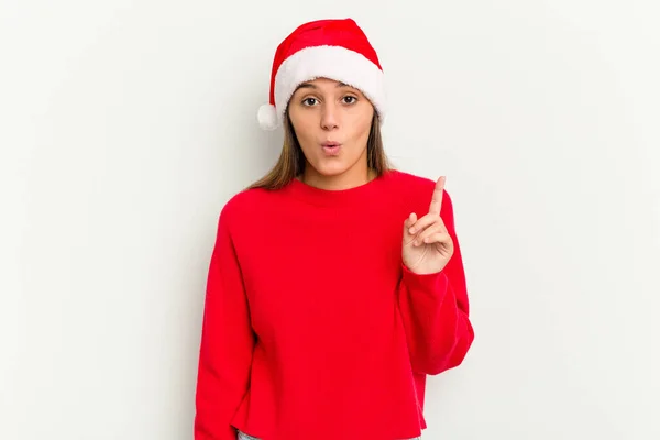 Jovem Indiana Celebrando Natal Isolado Fundo Branco Ter Alguma Grande — Fotografia de Stock