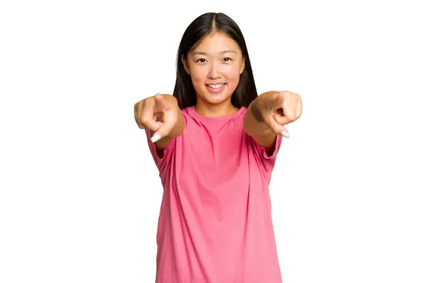 Ung Asiatisk Kvinna Isolerad Grön Krom Bakgrund Glada Leenden Pekar — Stockfoto