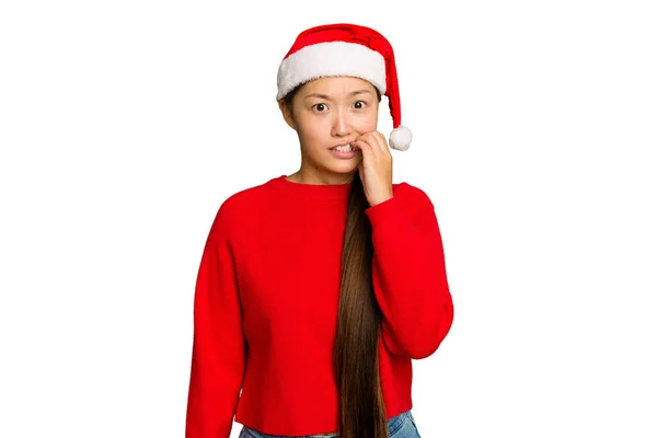 Jovem Asiática Mulher Celebrando Natal Isolado Verde Croma Fundo Mordendo — Fotografia de Stock