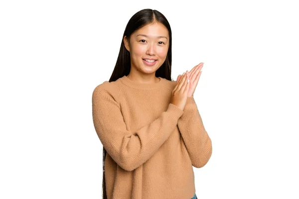 年轻的亚洲女人被绿色的背景隔离 精力充沛 有自信地揉搓着双手 — 图库照片