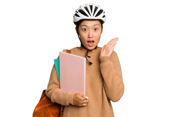 年轻的亚洲女学生戴着绿色背景的自行车头盔 感到惊讶和震惊 — 图库照片