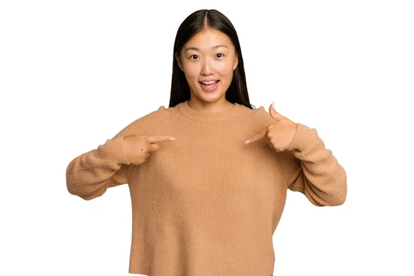 Joven Mujer Asiática Aislada Sobre Fondo Croma Verde Sorprendida Señalando — Foto de Stock