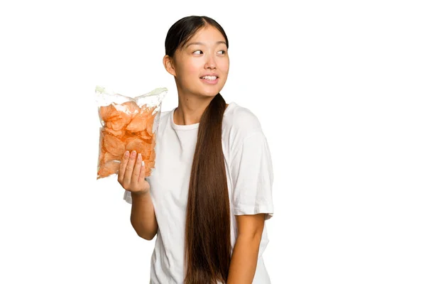 Mladá Asijská Žena Drží Recepty Izolované Zeleném Chroma Pozadí Dívá — Stock fotografie
