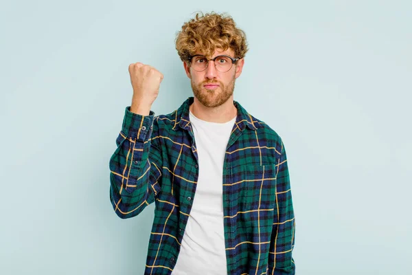 Jonge Blanke Man Geïsoleerd Blauwe Achtergrond Tonen Vuist Naar Camera — Stockfoto