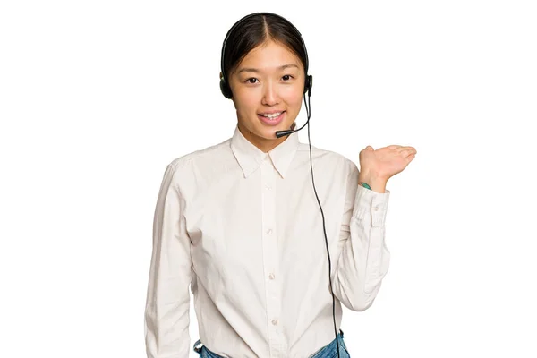Telemarketer Asijské Žena Pracuje Sluchátka Izolované Zeleném Chroma Pozadí Ukazující — Stock fotografie