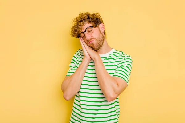 Jovem Caucasiano Isolado Fundo Amarelo Bocejo Mostrando Gesto Cansado Cobrindo — Fotografia de Stock