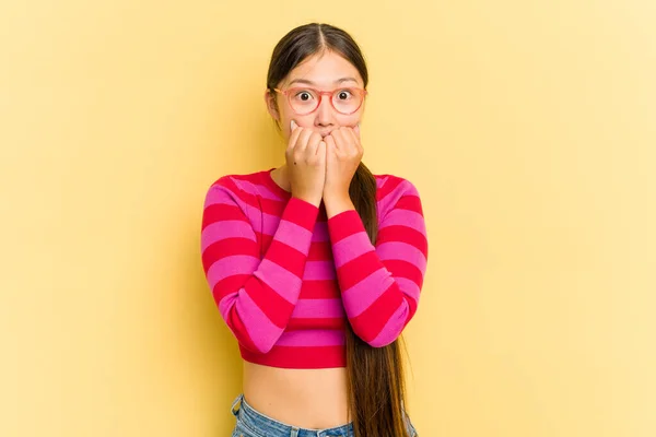 Joven Asiática Aislada Sobre Fondo Amarillo Mordiendo Uñas Nerviosa Muy —  Fotos de Stock