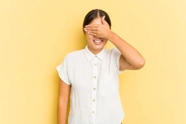 Junge Asiatin Auf Gelbem Hintergrund Bedeckt Augen Mit Händen Lächelt — Stockfoto