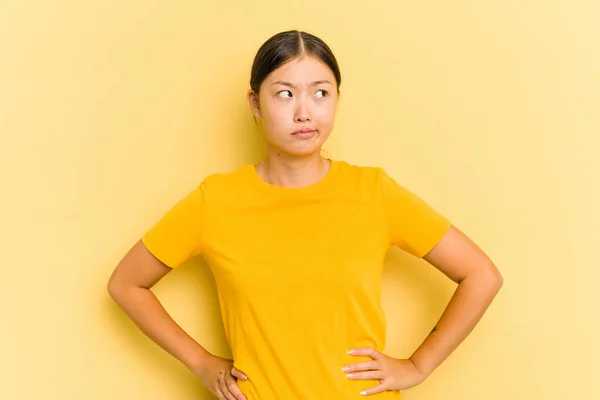 Młoda Azjatka Odizolowana Żółtym Tle Zdezorientowana Czuje Się Wątpliwa Niepewna — Zdjęcie stockowe