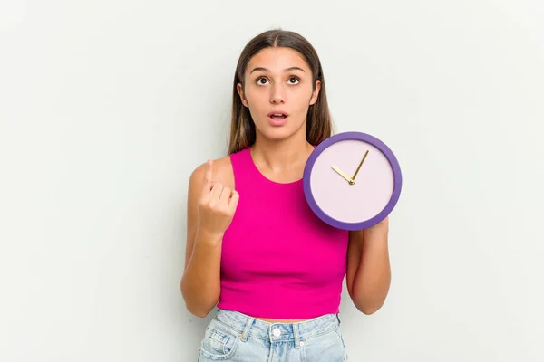 Mujer India Joven Sosteniendo Reloj Aislado Sobre Fondo Blanco Apuntando —  Fotos de Stock