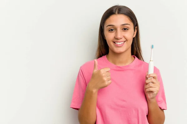 Mujer India Joven Cepillándose Los Dientes Aislados Sobre Fondo Blanco — Foto de Stock