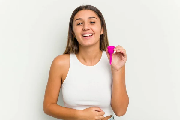 Junge Frau Hält Eine Menstruationstasse Isoliert Auf Weißem Hintergrund Lacht — Stockfoto