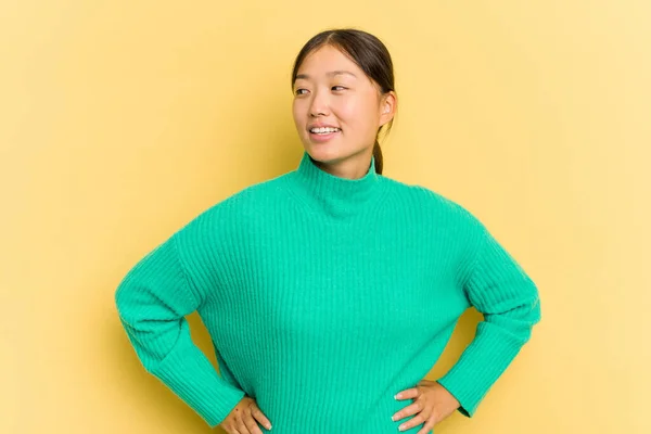 Joven Mujer Asiática Aislada Sobre Fondo Amarillo Confiado Manteniendo Las — Foto de Stock