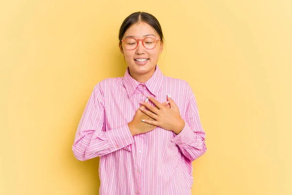 Junge Asiatin Isoliert Auf Gelbem Hintergrund Lachend Die Hände Auf — Stockfoto