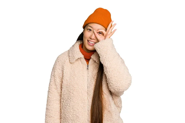 Ung Asiatisk Kvinna Bär Vinterkläder Isolerad Grön Krom Bakgrund Upphetsad — Stockfoto