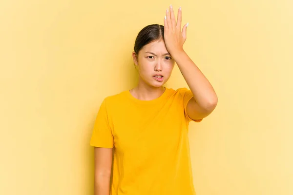 Young Asian Woman Isolated Yellow Background Forgetting Something Slapping Forehead — Stock Photo, Image