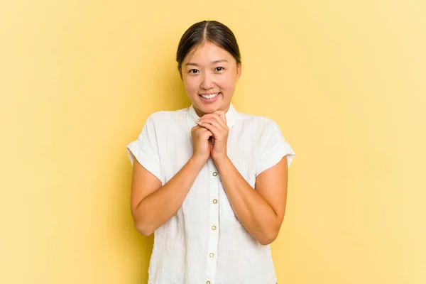 Junge Asiatin Auf Gelbem Hintergrund Hält Die Hände Unter Dem — Stockfoto