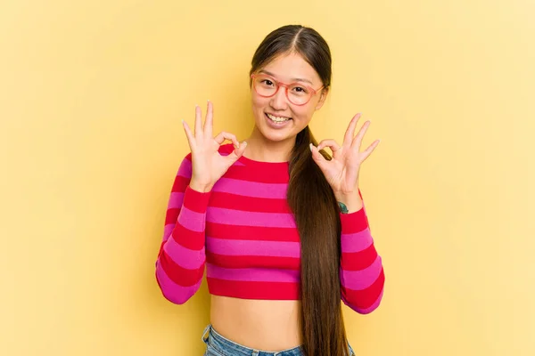 Jeune Femme Asiatique Isolé Sur Fond Jaune Joyeux Confiant Montrant — Photo