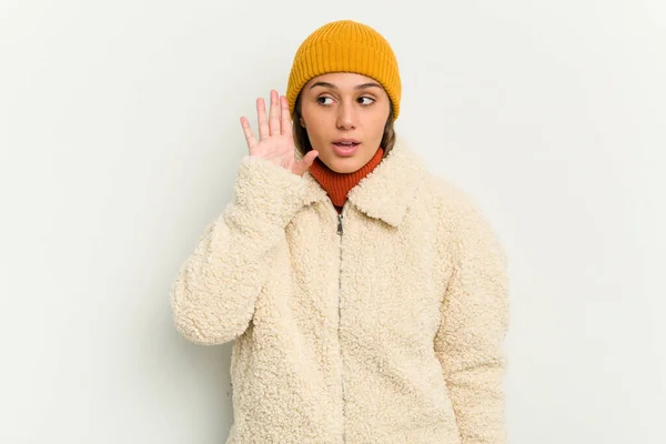 Mujer India Joven Con Chaqueta Invierno Aislada Sobre Fondo Blanco —  Fotos de Stock