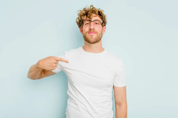 Joven Hombre Caucásico Aislado Sobre Fondo Azul Persona Señalando Mano — Foto de Stock