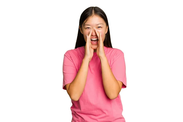 Mladý Asijské Žena Izolovaný Zelený Chroma Pozadí Křičí Vzrušený Přední — Stock fotografie