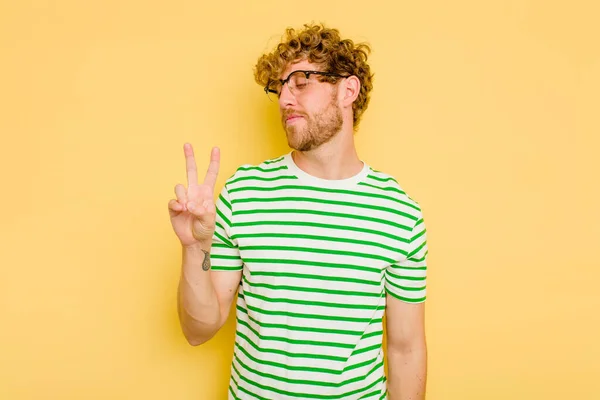 Jovem Caucasiano Isolado Fundo Amarelo Alegre Despreocupado Mostrando Símbolo Paz — Fotografia de Stock