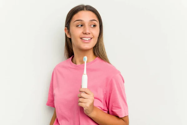 Beyaz Arka Planda Dişlerini Fırçalayan Genç Hintli Kadın Gülümseyen Neşeli — Stok fotoğraf
