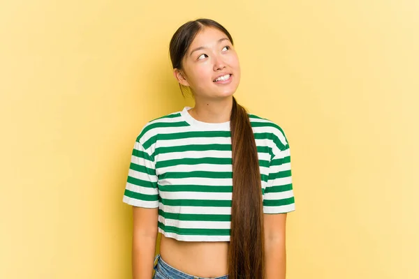 Jovem Mulher Asiática Isolada Fundo Amarelo Relaxado Feliz Rindo Pescoço — Fotografia de Stock