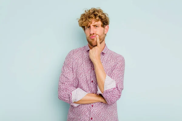 Jeune Homme Caucasien Isolé Sur Fond Bleu Malheureux Regardant Caméra — Photo