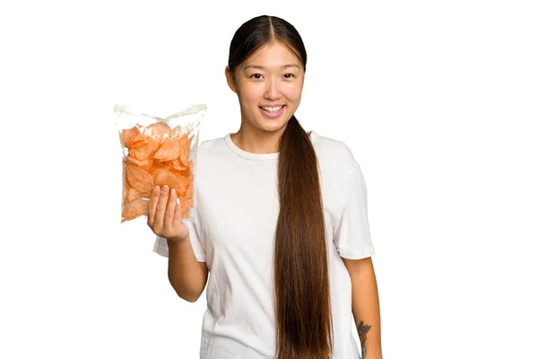 Mladý Asijské Žena Držení Crips Izolovaný Zelený Chroma Pozadí Šťastný — Stock fotografie