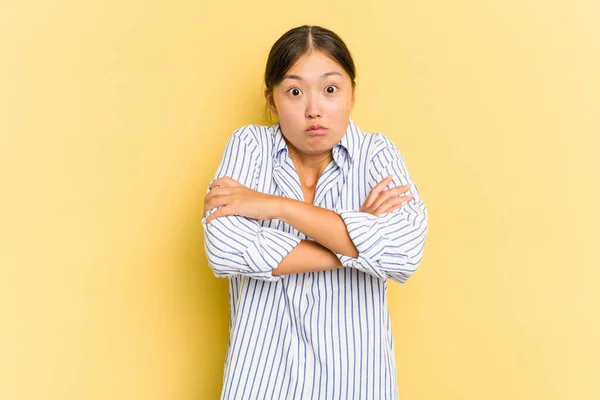 Giovane Donna Asiatica Isolata Sfondo Giallo Scrolla Spalle Occhi Aperti — Foto Stock