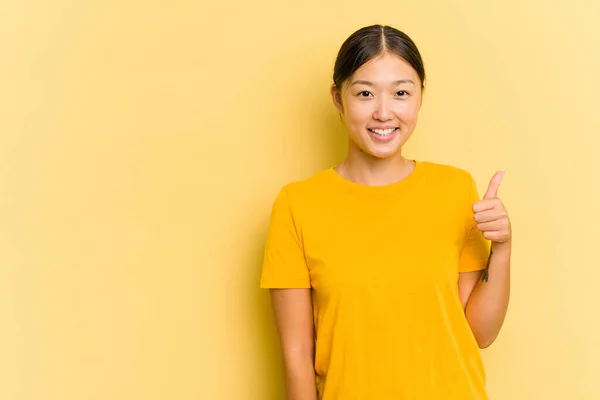 Jovem Mulher Asiática Isolada Fundo Amarelo Sorrindo Levantando Polegar — Fotografia de Stock
