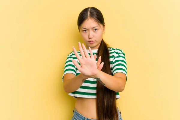 Młoda Azjatka Odizolowana Żółtym Tle Stojąca Wyciągniętą Ręką Pokazująca Znak — Zdjęcie stockowe