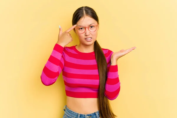Mladá Asijská Žena Izolované Žlutém Pozadí Ukazující Zklamání Gesto Ukazováčkem — Stock fotografie