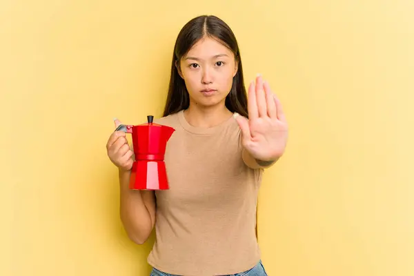 Młoda Azjatka Trzyma Ekspres Kawy Odizolowany Żółtym Tle Stojąc Wyciągniętą — Zdjęcie stockowe
