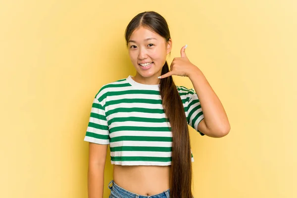 Mujer Asiática Joven Aislada Sobre Fondo Amarillo Mostrando Gesto Llamada —  Fotos de Stock
