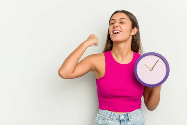 Mujer India Joven Sosteniendo Reloj Aislado Sobre Fondo Blanco Levantando —  Fotos de Stock