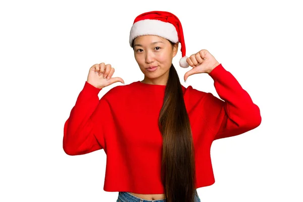 Jovem Mulher Asiática Celebrando Natal Isolado Fundo Croma Verde Sente — Fotografia de Stock