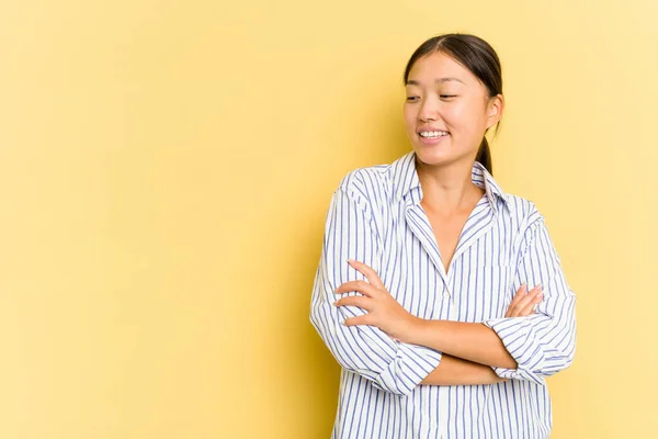 Jonge Aziatische Vrouw Geïsoleerd Gele Achtergrond Glimlachen Vertrouwen Met Gekruiste — Stockfoto