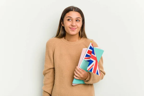 Mladá Indická Žena Drží Vlajku Spojeného Království Izolované Bílém Pozadí — Stock fotografie