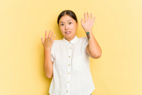 Joven Mujer Asiática Aislada Sobre Fondo Amarillo Siendo Sorprendida Debido —  Fotos de Stock