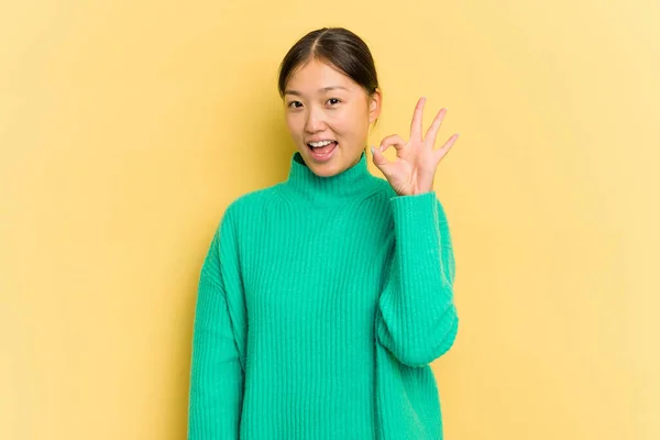 Jonge Aziatische Vrouw Geïsoleerd Gele Achtergrond Vrolijk Zelfverzekerd Tonen Gebaar — Stockfoto